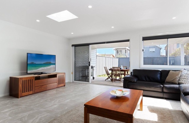 'Birubi Breezes', 2/7 Fitzroy St - Duplex grande con aire acondicionado, WIFI y a solo 5 minutos a pie de la playa