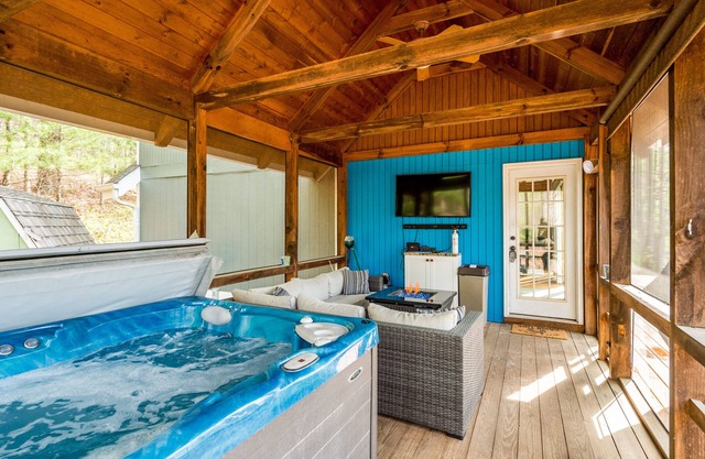 Black Mountain & Asheville Relaxation! Waterfalls, Lakes, Hiking, Biking Trail!