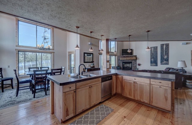 Blackmoon 3 BR Chalet at Terry Peak with Outdoor Hot Tub - Sleeps 16