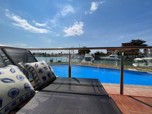 BLAU Apartamento frente a los canales y las puestas de sol de Roses