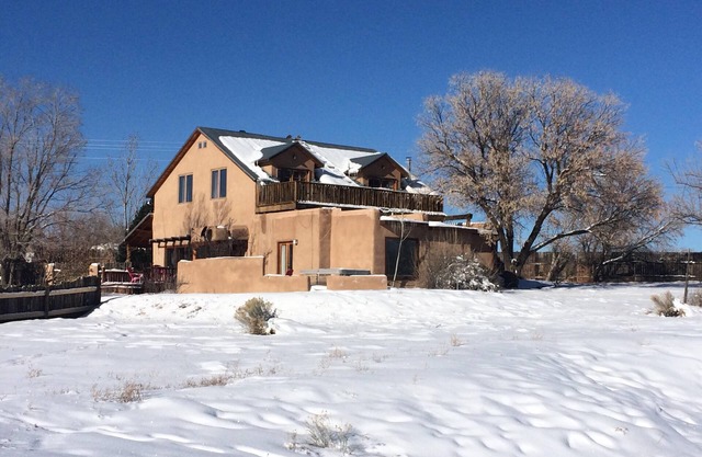 Blue Bird Farm - Amplia y elegante casa de 5 dormitorios / 3 baños en Taos Farmhouse con aire acondicionado