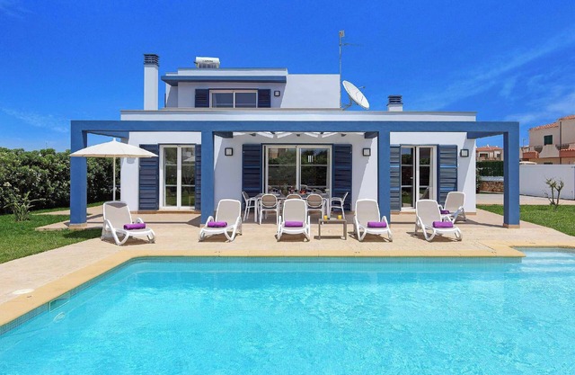 Blue Dream: villa de alta calidad cerca de la playa y tiendas, con piscina, Wi-Fi y aire acondicionado
