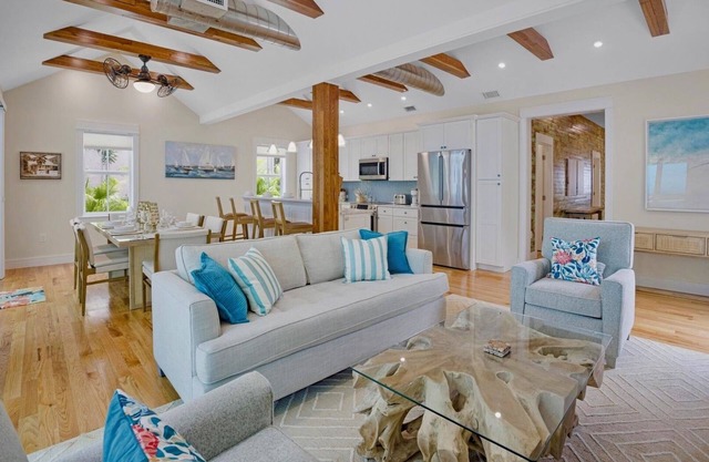 **BLUE HERON'S HIDEOUT @ OLD TOWN** Newly Renovated Home & Pool + LAST KEY SERVI