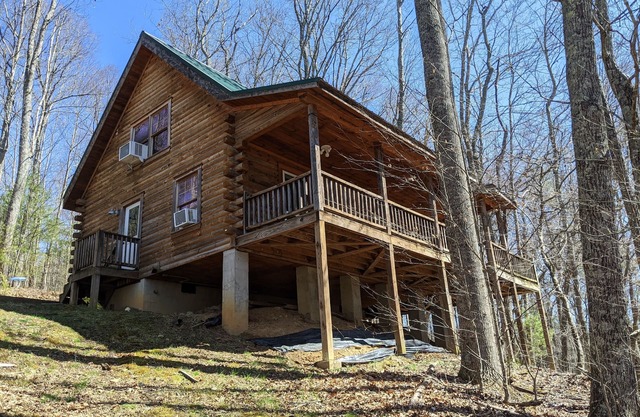 Cabaña de montaña que admite mascotas en 54 acres, bañera de hidromasaje, fachada de arroyo, tranquilo