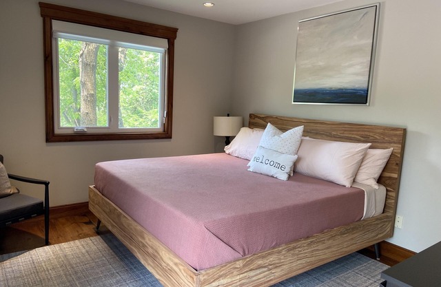 Blue Mountain Luxury Chalet with Hot Tub, 30+ day stays