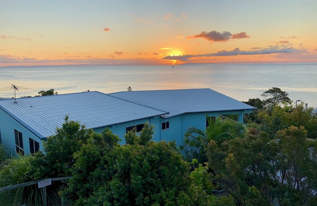 Blue Ocean View Beach House, spectacular seaview, 3 min walk to Tanga beachfront
