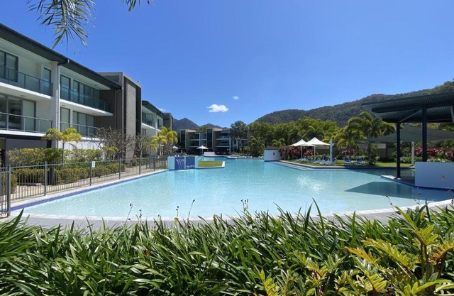 Blue on Blue Large One Bedroom Apartment, steps from ferry, amazing pool, wifi