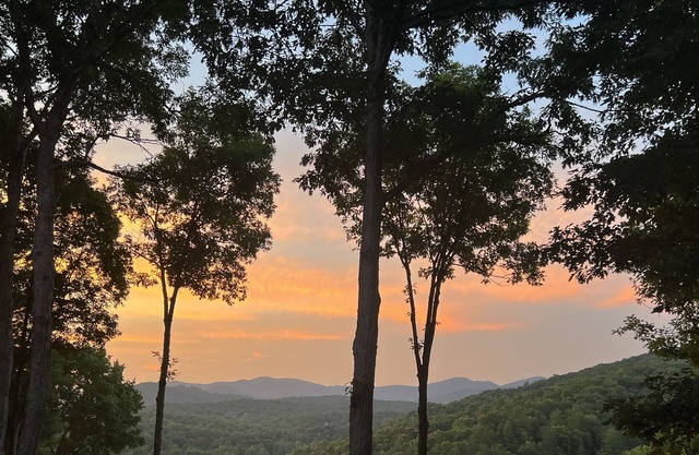 Blue Ridge Mountain Views, Hot Tub, Game Room, Firepit, King Suites, Sleeps 9