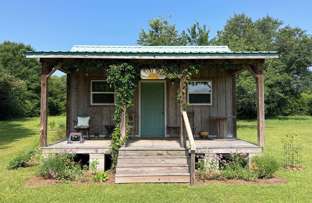 Blue Sky Studio with WiFi and AC in charming Silverhill