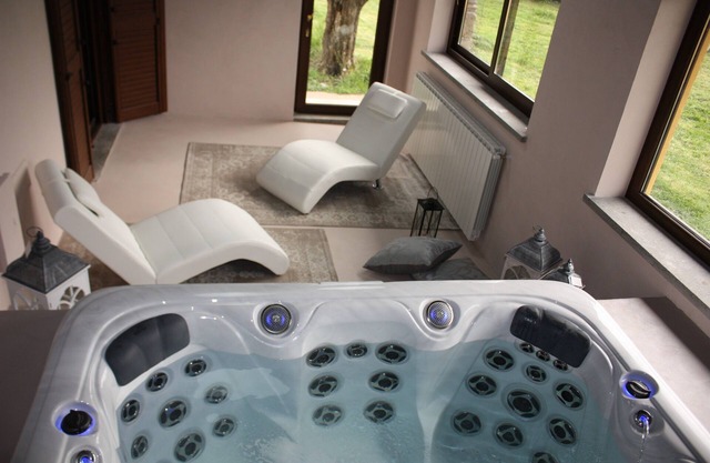 Fuente azul y jacuzzi