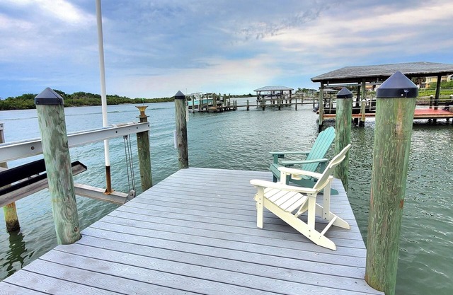BOAT DOCK SPOT DOLPHIN/FISH Deals-Cozy house 3/2 , 5 mins to New Smyrna Beach..
