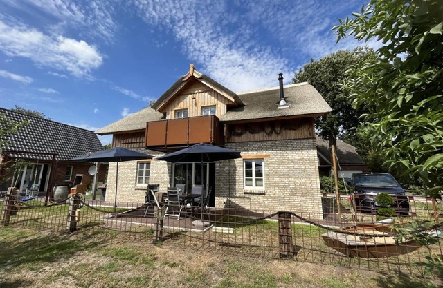 Casa de vacaciones con techo de paja, amueblada de forma individual y cómoda, con vistas a la bahía, terraza y balcón, zona de barbacoa y parque infantil