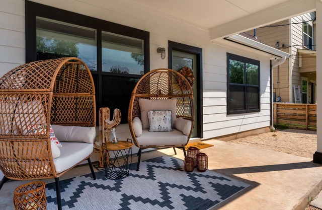 Boho Style Austin Home - 3bdrm 2.5ba - Convenient to Downtown, UT and Airport