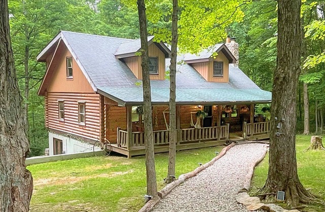 Secluded cabin—Hot Tub, King Bed & Coffee!