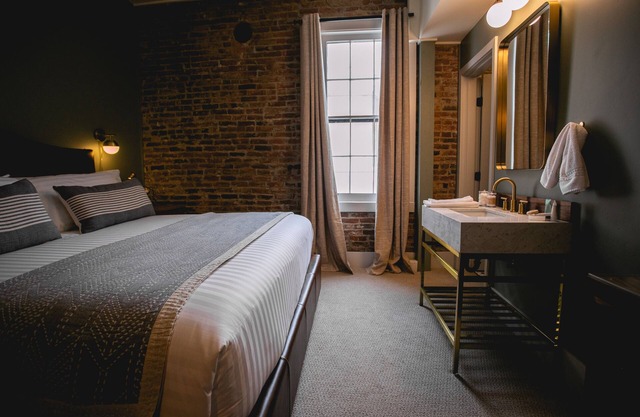 Boutique 1 BR King Suite in historic downtown Jacksonville. Walk to the Britt Festival! Enjoy a king bed, modern rain shower, and charming Inn details. Ideal for a romantic or weekend getaway.