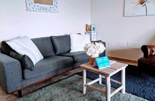 Apartamento boutique con vistas al mar, piscina grande y jardín privado.