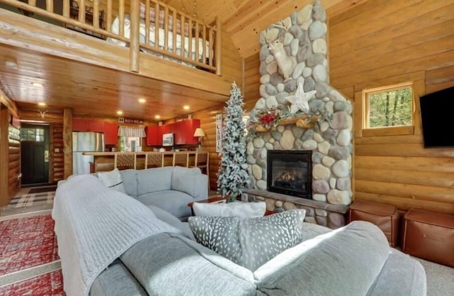 Boyne Mountain Cabin Upscale/Cozy Close to Golf, Ski In/Out 4-bedroom w/Hot Tub
