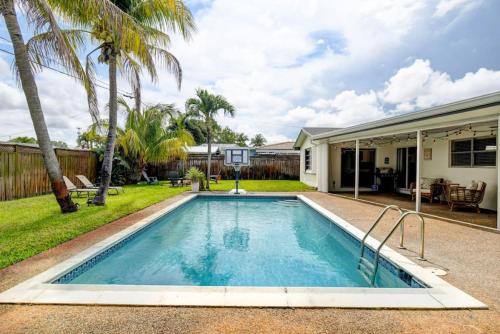 Boynton 3 2 Pool House