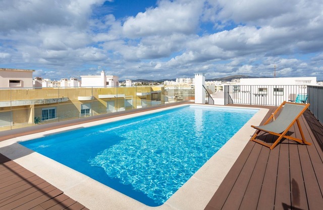 Brand New 2 BDR Flat W/Rooftop Pool by LovelyStay