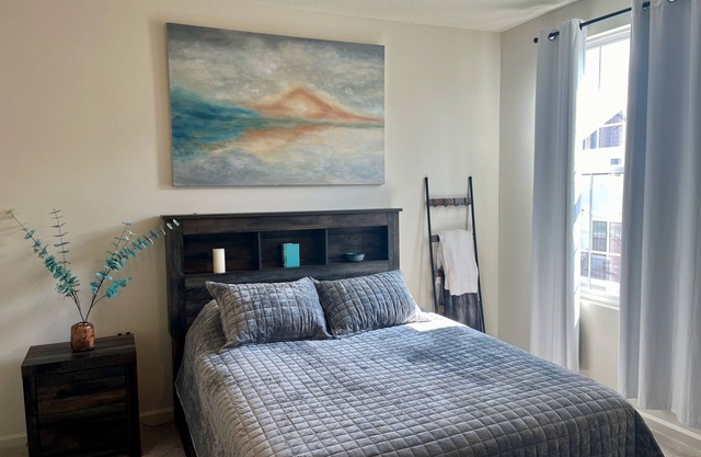 Brand new cozy 4-bedroom condo w/ WiFi, AC and pond view in charming Zionsville