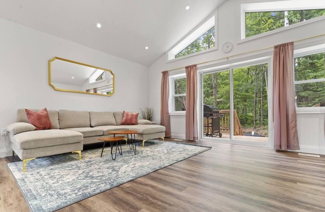 Brand New Fun-Packed Muskoka Cottage with a Hot Tub near River