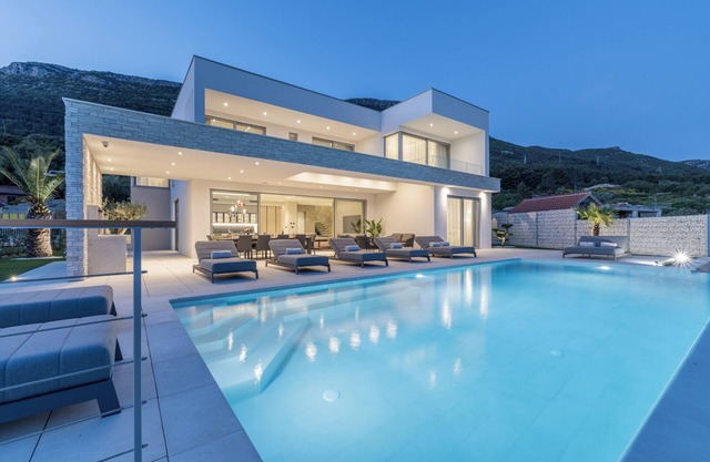 BRAND NEW/ Luxury stay, Epic sea view & 70 m2 Infinity pool
