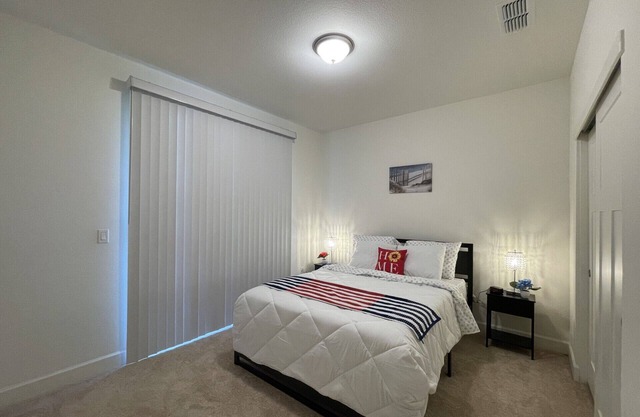 Brand-new Modern 1 Bedroom Suite: Kitchenette, Separate Entrance, Great Location