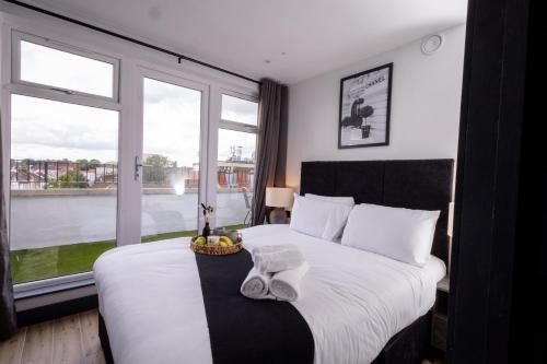 Brand-New Top-Floor Flat with Stunning Balcony & Parking
