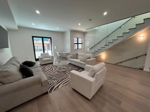 Brand new townhome sleeps 10