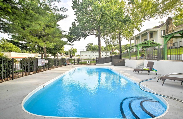 ¡NUEVO! Casa de campo del centro de Branson con acceso a la piscina