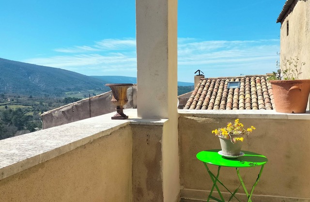 Breathtaking apartment with a south-facing terrace overlooking the Luberon