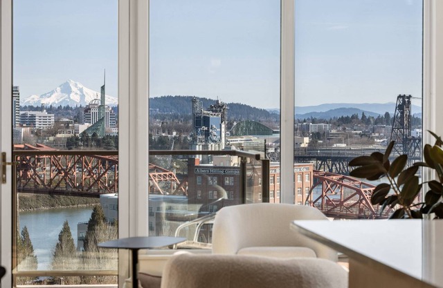 Breathtaking Panoramic Views of Mt. Hood, Willamette River, & City, Pet Friendly + Reserved Parking
