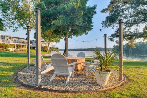 Breathtaking Views and Deck Badin Lake House!