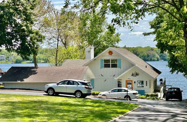 ¡Cuarta noche gratis del 3 al 14 de junio Estancias, todas las comodidades ~ Waterfront Spacious Lake House!