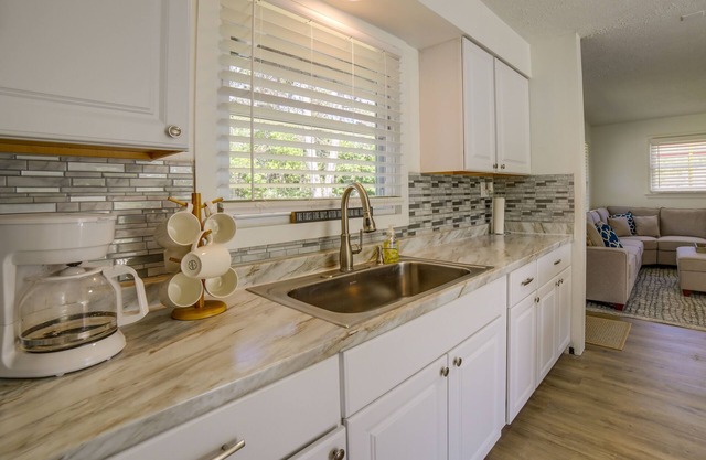 Easy Breezy Lake City Getaway - Walk to Beach!