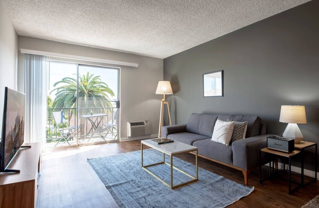 Breezy Santa Monica 1BR w/ Pool, Spa, BBQs, walk to beach, by Blueground