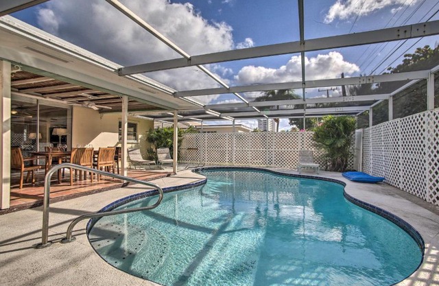 Breezy Updated Home - Walk to Beach and Restaurants!