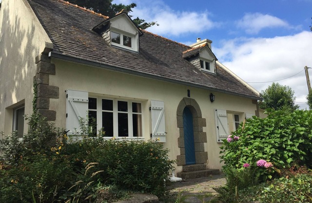 Breton casa, sin vecinos, cerca de la playa y senderos de la costa. Calmado.