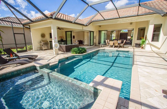 Briarwood: Home w/two primary suites-saltwater pool/spa & outdoor kitchen & entertaining area w/TV