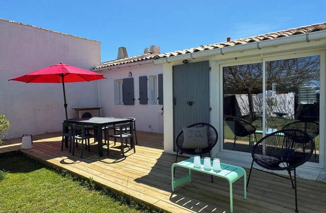 Casa con gran jardín cerrado cerca de la playa.
