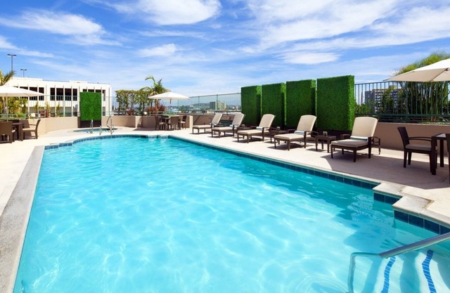 Bright 2 Double Beds | Near Long Beach Attractions