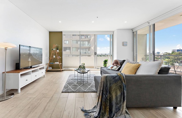Bright & Airy 2BR Steps to Station & Westfield