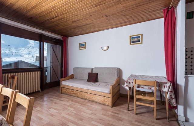 Apartamento luminoso con balcón · Cerca de tiendas y pistas
