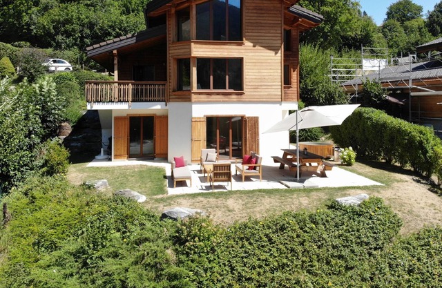Bright chalet LA GRIMMACE, located in the center of the resort
