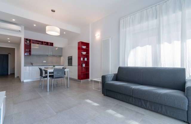 Apartamento de dos habitaciones para 4 personas frente al muelle de Finalpia, vista al mar
