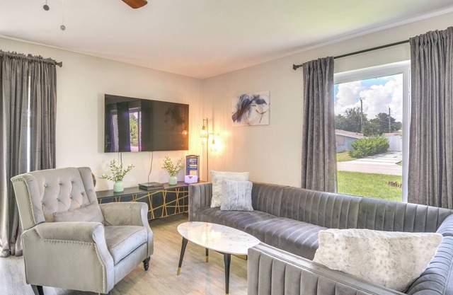 Bright Hollywood Vacation Rental, Close to Beaches!