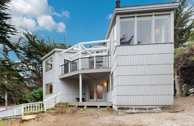 Bright Home 800 Feet from Salmon Creek Beach w/ Wood Stove & Pool Table