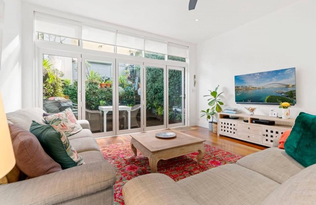Bright Home in Trendy Newtown close to the Park