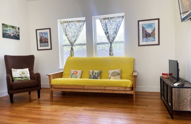 Bright Loft Apt w/ pool Heights