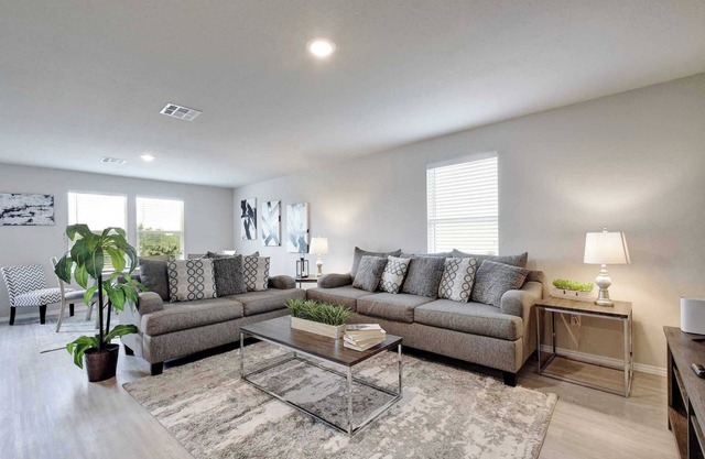 Bright & Stylish 4BR Home, Family-Friendly, Near River Walk & Mins to DT #41399